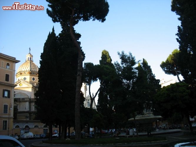 Immagine Piazza dei Quiriti, nel Rione Prati di Roma, è incorniciata dagli alberi e dominata dalla fontana dello scultore Attilio Selva, realizzata nel 1928. Sullo sfondo la cupola della Chiesa di San Gioacchino, commissionata da Papa Leone XIII per celebrare il suo giubileo sacerdotale. Gioacchino, oltre ad essere il padre della Vergine Maria, era proprio il nome di battesimo del Pontefice.