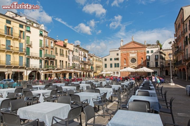 Immagine Tavolini apparecchiati in piazza dei Signori, o piazza della Signoria, nel cuore del centro di Padova - © Renata Sedmakova / Shutterstock.com