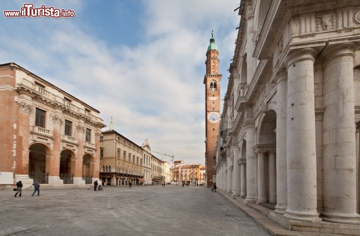 Immagine Nella Piazza dei Signori di Vicenza, antico foro romano e luogo del mercato, si svolge buona parte della vita cittadina. Vi si affacciano edifici importanti quali la Basilica Palladiana e la torre Bissara, la Loggia del Capitanio, il Palazzo del Monte di Pietà e la Chiesa di San Vincenzo - © Claudio Gennari / Shutterstock.com