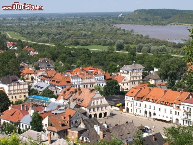 Immagine L'antica Piazza del Mercato a Kazimierz Dolny, sullo sfondo il fiume Vistula, Polonia - © Jacek Gajewski /  iStockphoto LP.