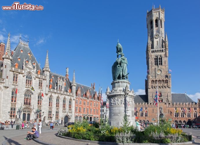 Immagine Markt e torre Belfort, Bruges - Fra i simboli di Bruges, dove si respira in assoluto l'atmosfera più autenticamente medievale delle Fiandre, spiccano la piazza del mercato e la torre campanaria di Belfort. Sul Markt si affacciano edifici storici e maestosi fra cui una costruzione del XIII secolo - la torre per l'appunto - che ospita al suo interno il carillon municipale composto da 47 campane. Per raggiungere la sommità di questo edificio alto 83 metri si percorre una ripida scalinata di 366 gradini © Renata Sedmakova / Shutterstock.com