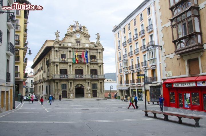 Immagine La Piazza del Municipio di Pamplona (Navarra, Spagna) con il Palazzo Municipale sullo sfondo. Qui si svolgono alcune tappe salienti delle celebrazioni di San Firmino, a metà luglio: qui iniziano i festeggiamenti con il lancio del "chupinazo", il razzo che dà il via alla baraonda, e qui tutto finisce con il saluto del sindaco - © Chanclos / Shutterstock.com