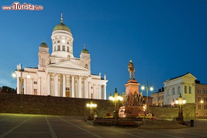 Immagine La Piazza del Senato e la Cattedrale di Helsinki, nella capitale della Finlandia - © gadag / Shutterstock.com