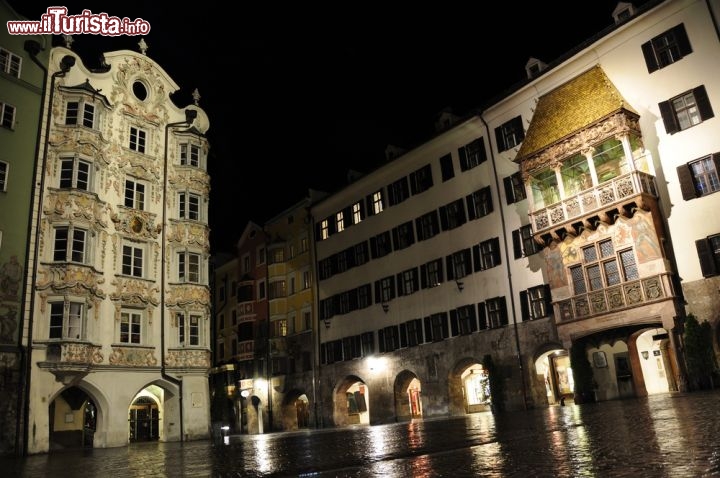 Immagine La piazza del Tettuccio d'Oro a Innsbruck vista di notte. Il famoso Erker, simbolo della capitale del Tirolo consta di 2657 tegole dorate (Scandole) - © Avresa / Shutterstock.com