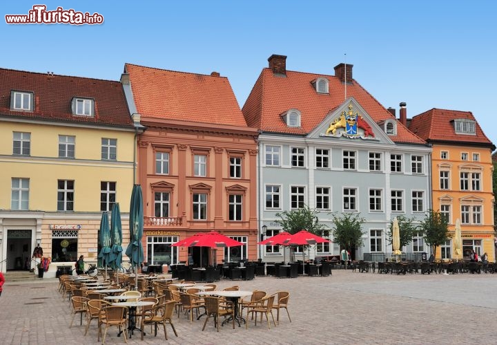 Immagine La Piazza del mercato (Alter Markt) a Stralsund Germania, città con il centro storico inserito tra i Patrimoni dell'Umanità dell'UNESCO - © clearlens / Shutterstock.com