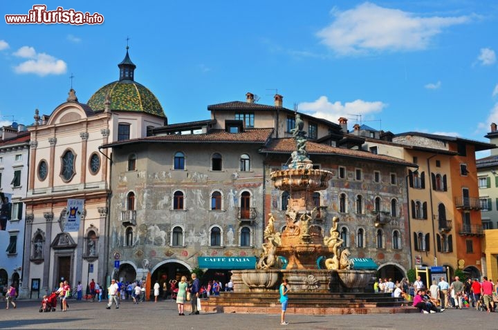 Immagine Piazza Duomo, Trento - Considerata una delle più belle piazze urbane del mondo, nel passato fu anche chiamata Piazza Grande, Piazza Italiana e Piazza Cesare Battisti. Cuore del centro storico di Trento, Piazza Duomo ospita la fontana del Nettuno ed è una degli spazi urbanistici più policromi e caratteristici che vi siano in Italia grazie anche agli splendidi affreschi a cielo aperto che adornano le facciate di alcuni edifici antichi che vi si affacciano © Arseniy Krasnevsky / Shutterstock.com