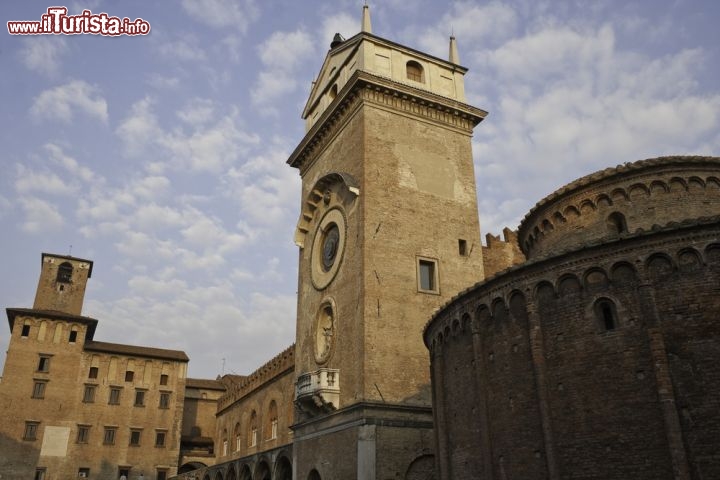 Immagine Piazza delle Erbe, Mantova. In mezzo troneggia la Torre dell'Orologio che ospita il celebre orologio astronomico - © kompasstudio / Shutterstock.com