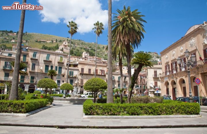 Immagine Piazza Vittorio Emanuele II si trova in centro a Monreale, la città alla periferia di Parlemo, una delle visite imperdibili della regione Sicilia - © Renata Sedmakova / Shutterstock.com