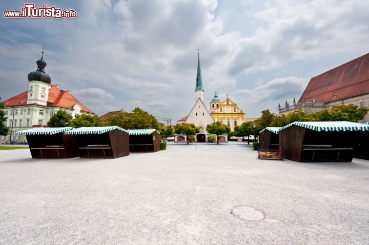 Immagine Piazza del mercato di Altotting (Baviera): qui si tiene il tradizionale Mercatino di Natale, durante l'Avvento, uno dei più famosi di tutta la Germania mercatiniNatale Germania - © gkuna / Shutterstock.com