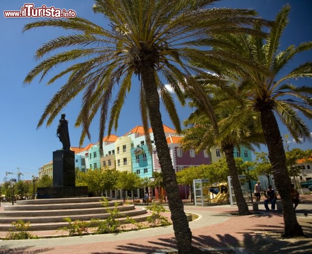 Immagine Piazza principale di Willemstad (Curacao) - © Christian Offenberg / Shutterstock.com