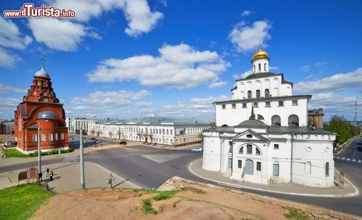 Immagine Piazza del a teatro a Vladimir in Russia: a sinistra la chiesa della Trinità, a desta la famosa Porta d'Oro - © Olgysha / Shutterstock.com