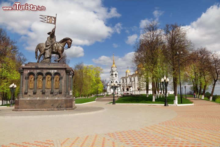 Immagine Piazza vicino Cattedrale Assunzione Vladimir Russia - © Olgysha / Shutterstock.com