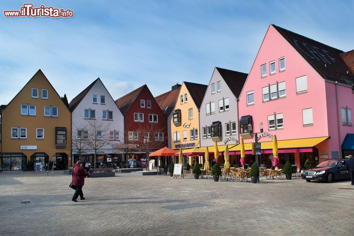 Immagine Piazzetta a Weingarten, Germania - Le facciate variopinte di alcuni edifici che si affacciano su una graziosa piazzetta di Weingarten, piccolo centro abitato esteso a nord di Ravensburg nei pressi del lago di Costanza