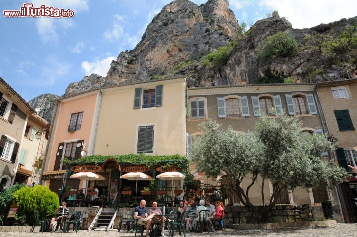 Immagine Lungo le stradine del borgo antico ci si può fermare in uno dei tanti locali per gustare una bibita fresca o assaporare un piatto della gastronomia locale