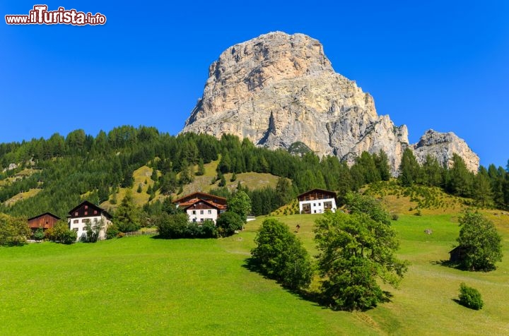 Immagine Picco dolomitico a Corvara, Trentino Alto Adige - Se gli inverni in Val Badia sono fra i preferiti dagli sportivi, anche le estati non sono da meno grazie agli splendidi paesaggi boschivi che fanno da cornice alle pareti rocciose dei picchi delle Dolomiti. Da non perdere gli ultimi raggi di sole che irradiano i monti dando vita al fenomeno dell'"enrosadira" che in ladino significa "diventare rosa" © Pawel Kazmierczak / Shutterstock.com