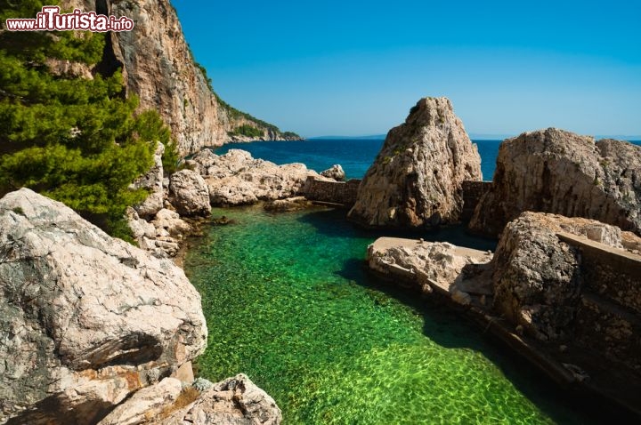 Immagine un piccola e magnifica baia sull'isola di Hvar in Croazia. E' l'isola più lunga della Dalmazia  ed offre coste selvagge in cui il verde della vegetazione fa da contrasto con il colore spettacolare del mare, che vira dal verde smeraldo al turchese chiaro - © Evgeniya Moroz / Shutterstock.com