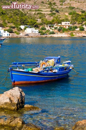 Immagine A Chios, come in tutte le isole della Grecia, la pesca è da sempre l'attività principe dell'economia locale. Nell'immagine una piccola barca di pescatori galleggia pigramente sulle acque cristalline dell'Egeo, in attesa di ripartire verso il mare aperto alla ricerca di bottino - © Steliost / Shutterstock.com