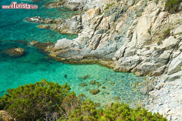 Immagine Una piccola cala nei pessi di Villasimius in Sardegna - © lsantilli / Shutterstock.com