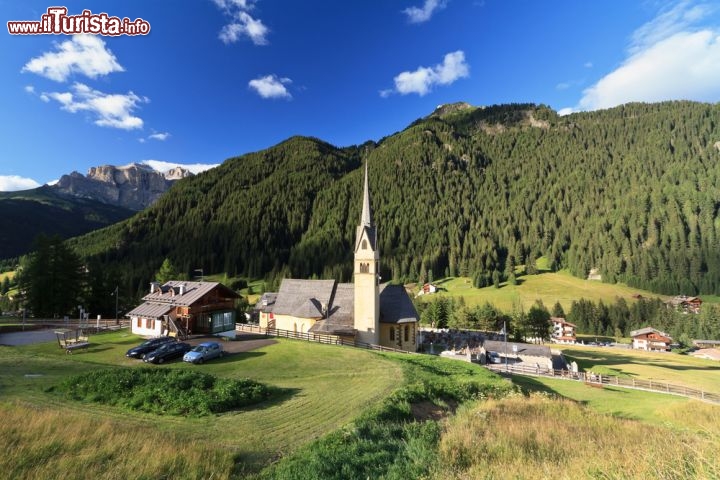 Immagine Piccola chiesa solitaria nei pressi di Alba di Canazei, la località turistica della Val di Fassam in Trentino-Alto Adige  - © Antonio S / Shutterstock.com