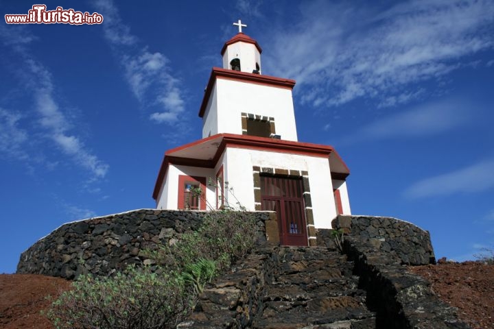 Immagine La piccola basilica che domina dall'alto di una piccola collina La Frontera a El Hierro (Canarie) - © Andrzej Gibasiewicz / Shutterstock.com