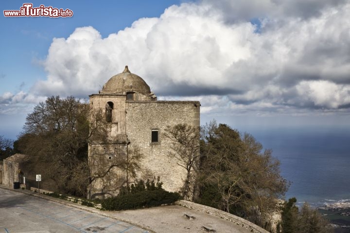 Immagine Erice, Trapani, Sicilia: la piccola chiesa in sasso dedicata a San Giovanni Battista se ne sta appollaiata sul monte Erice in posizione panoramica, come una vedetta con gli occhi rivolti al mare e al cielo mutevole. L'originale in stile gotico era del XII secolo, ma la versione attuale fu realizzata nel 1430 e ampliata nel Seicento. E' in posizione isolata perché le costruzioni circostanti furono abbattute per creare il piazzale antistante - © Angelo Giampiccolo / Shutterstock.com