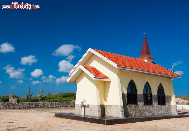 Immagine Piccola chiesa ai caraibi: la cappella di Alto Vista si trova sull' isola di Aruba - © Francois Gagnon / Shutterstock.com