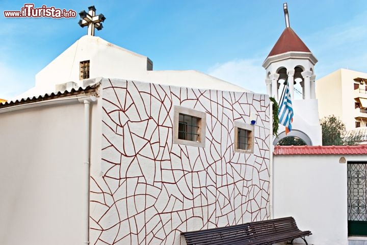 Immagine Piccola chiesa in centro di Heraklion Grecia - La graziosa architettura di una chiesetta nel centro della città cretese di Heraklion © eFesenko / Shutterstock.com