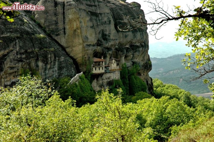 Immagine Un piccolo Monstero di Meteora, incastonato tra le rocce a picco della Grecia continentale, vicino a Kalambaka - © Diletta Mercatali