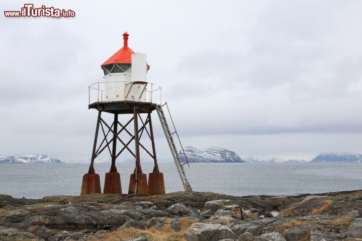 Immagine Piccolo faro nella regione di Hammerfest, Norvegia - Quasi duemila km a nord di Oslo sulla costa occidentale della Norvegia sorge questa bella località che da rifugio per cacciatori di orsi è diventato centro di pescatori di fronte al gelido mare di Barents. A costellare il litorale vi sono graziosi fari che indicano la giusta rotta alle barche dei pescatori e alle imbarcazioni che portano i turisti alla scoperta di questo angolo del nord Europa © Per Øyvind Mathisen / Shutterstock.com