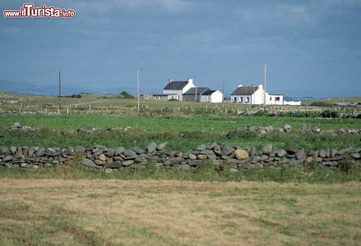 Immagine Villaggio a Achill Island, Irlanda -  Incastonato fra Achill Sound e Achill, questo piccolo centro abitato irlandese è popolato da meno di 3 mila residenti sparsi su una superficie di circa 147 chilometri quadrati; a rendere più vivace il territorio di Achill Island sono i tanti turisti che nei mesi estivi vi si recano per trascorrere le vacanze all'insegna del relax e degli sport come windsurf e immersioni © fullempty / Shutterstock.com