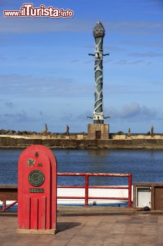 Immagine Pietra miliare a Racife. Ricordiamo che è la capitale dello Stato di Pernambuco in Brasile. Sullo sfondo si riconosce lo Sculpture Park, un'attrazione gratuita della città di Recife - © ostill / Shutterstock.com