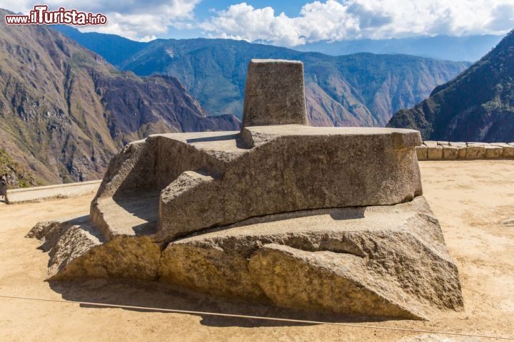 Immagine Mura Inca a Machu Picchu, Perù - In questa immagine un particolare delle mura costruite all'epoca dell'impero Inca con grandi blocchi di granito. Nello specifico ci troviamo in un sito cerimoniale dove probabilmente venivano conservati gli oggetti sacri: sulla porta d'ingresso vi sono due blocchi monolitici, uno dei quali ha 32 angoli - © vitmark / Shutterstock.com