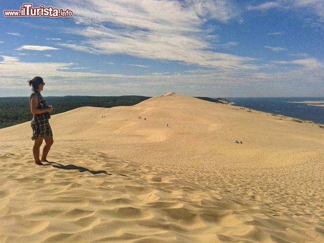 Immagine La duna di Pilat nel bacino di Arcachon in Aquitania, Francia, non distante da Bordeaux. E' la duna più alta d'Europa e si trova nel Comune di La Teste-de-Buch: 500 metri di larghezza per 2,7 km di lunghezza e 100/115 metri di altezza a seconda dell'anno. Dalla sua cima si gode un panorama eccezionale.