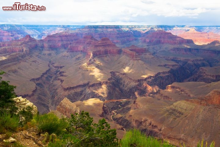Immagine Pima Point, una foto panoramica lungo il Rim Trail del Grand Canyon in Arizona - © Arlene Treiber / Shutterstock.com