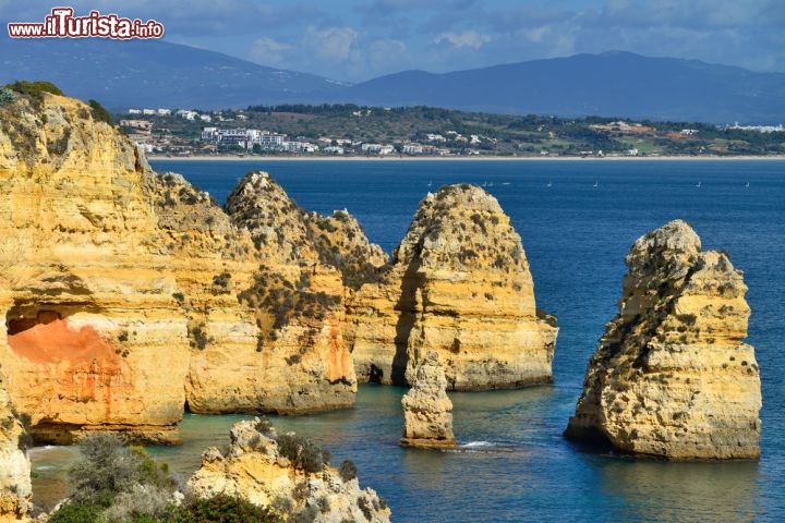 Immagine Pinnacoli di roccia si tuffano nel mare pulito di Lagos in Algarve (Portogallo) - © astudio / Shutterstock.com
