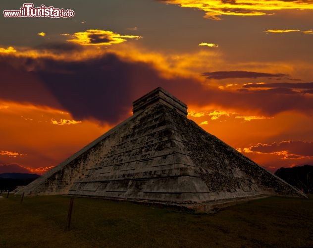 Immagine La famosa Piramide Maya di Chichen itza in Messico, vista al tramonto. Nei mesi estivi il tasso di umidità più elevato regala albe e tramonti indimenticabili su tutta la Penisola Yucatan - © gary718 / Shutterstock.com