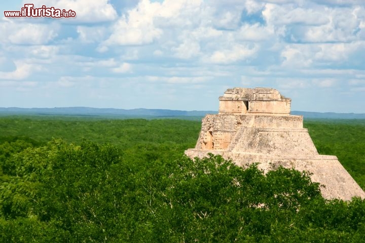 Immagine Una Piramide Maya a gradoni si erge solitaria a Uxmal, siamo nella penisola dello Yucatan in Messico - © Alex Garaev / Shutterstock.com