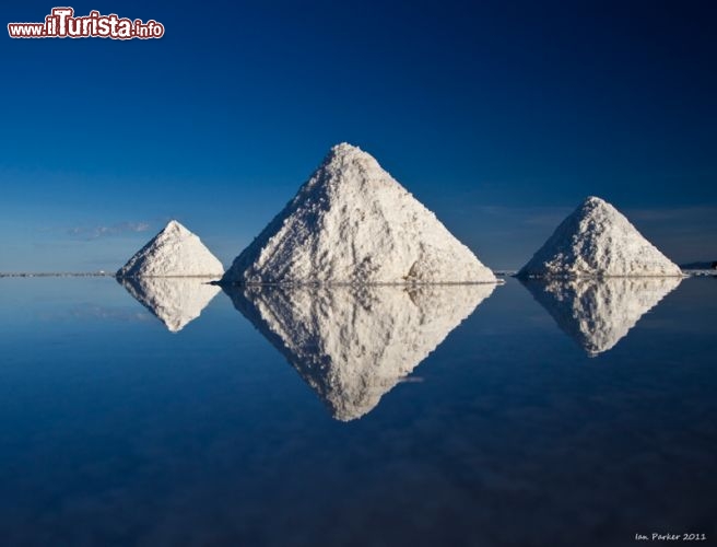 Immagine Piramidi di sale e riflessi sulle acque nel Salar de Uyuni  in Bolivia - © Ian Parker / Evanescent Light Photography  qui per ordinare una stampa: buy photo