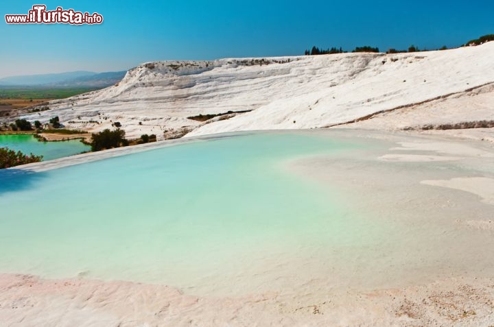 Immagine Piscina Naturale tra le sorgenti termali del "Castello di Cotone" a Pamukkale, le famose cascate di travertino della Turchia - © eleana / Shutterstock.com