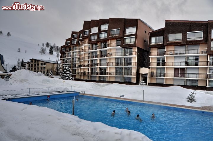 Immagine In piscina alle Les Deux Alpes. Il bagno nelle acque calde a più di 30 °C è gratis per chi possiede uno skipass. Nel momento di questa foto la temperatura dell'aria toccava i -6 °C, e stava nevicando, ma i turisti dimostravano di vivere una vera condizione di benessere!