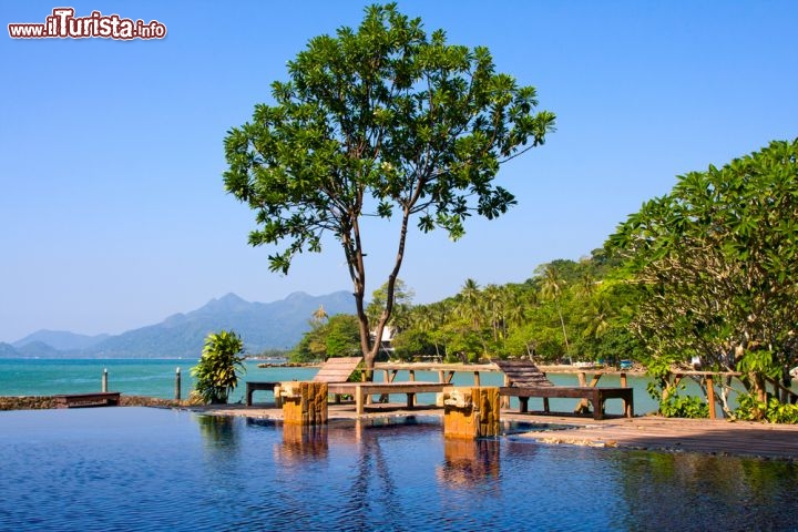 Immagine Piscina di un hotel a Koh Si Chang, a fianco del magico mare della Thailandia - © OlegD / Shutterstock.com