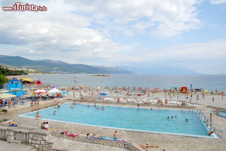 Immagine Piscina in riva al mare a Novi Vinodolski, golfo del Quarnero - Oltre agli importanti stabilimenti balneari ospitati su questo tratto di costa croata, con belle spiagge facilmente accessibili e ben attrezzate, a Novi vi sono numerosi impianti sportivi oltre a piscine interne e esterne caratterizzate da acqua di mare © Marcel Jancovic / Shutterstock.com