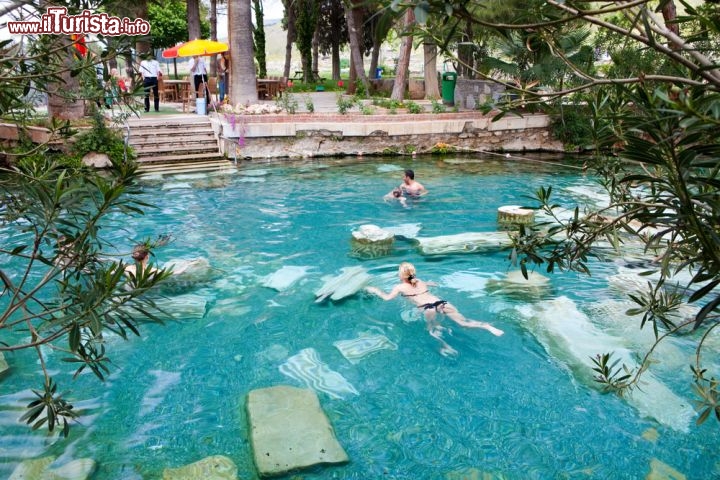 Immagine Piscina termale a Hierapolis, anche i romani amavano usufruire il benessere fornito dalle acque calde di Pamukkale in Turchia - © Birute Vijeikien / Shutterstock.com