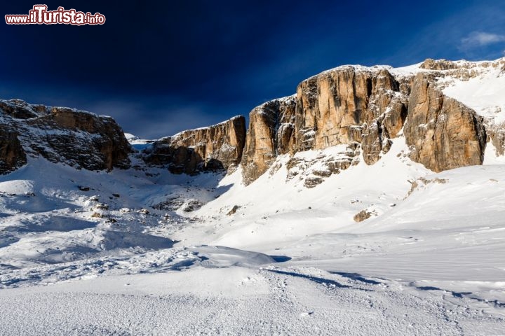 Immagine Pista da sci a Corvara, Val Badia - Conosciuta e apprezzata come stazione turistica per gli sport invernali sin dai primi decenni del 1900 - il primo impianto venne aperto nel 1936 -, dal 2006 Corvara ospita anche una modernissima cabinovia ad otto posti che permette salite rapide e comode  © anshar / Shutterstock.com