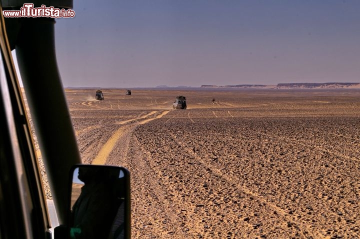 Immagine Pista nel deserto, vicino a Wadi al-Hitan in Egitto - In collaborazione con I Viaggi di Maurizio Levi
