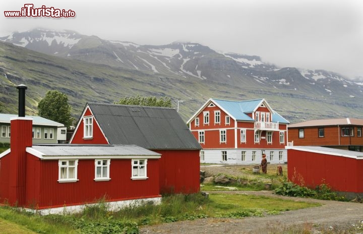 Immagine Il piccolo villaggio di Seydisfjordur si trova nel nord-est dell'Islanda, nella regione dell'Austurland, in una zona circondata da montagne e cascate. Le sue case rosse coi tetti a punta sono inconfondibili nel paesaggio incontaminato - © naten / Shutterstock.com