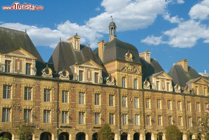 Immagine Particolare della grande piazza di Place Ducale, siamo nel centro di Charleville-Mezieres in Francia - © Franeck08 - CC BY-SA 4.0 -Wikimedia Commons.