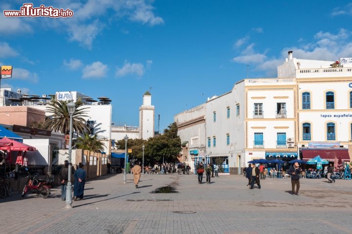 Immagine Place Moulay Hassan a Essaouira, Marocco - E' la piazza principale della città, situata fra il porto e l'ingresso della medina. Chiusa al traffico veicolare la si può percorrere a piedi ed è il più importante luogo di ritrovo non solo per i turisti ma per i suoi stessi abitanti. Durante il Festival Gnaoua, la piazza diventa un grande teatro en plain air e accoglie artisti di fama internazionale © Ammit Jack / Shutterstock.com