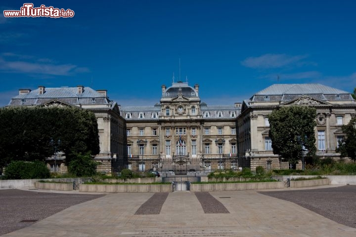 Immagine Place de la République e, sullo sfondo, la Prefettura di Lille, Francia. Una bella veduta di questa piazza situata appena fuori dal centro storico di Lille. A caratterizzarla è soprattutto il suo giardino centrale sotterraneo. Su Place de la Répubblique si affacciano alcuni importanti edifici come quello della Prefettura e il Museo delle Belle Arti - © aniad / Shutterstock.com