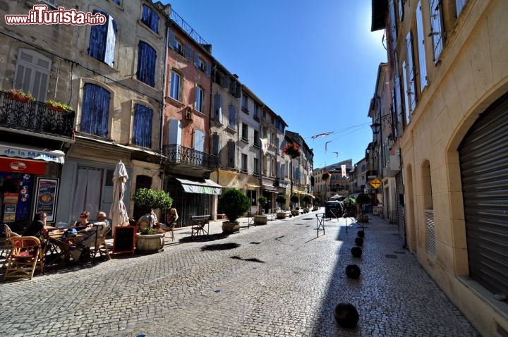 Immagine La centrale Place du Marche si trova davanti al municipio di Tarascon in Francia